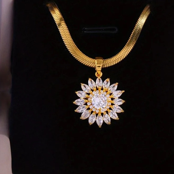 Jewelry - New Elegant Gold Sunflower Necklace